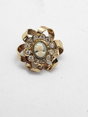 ✨️ 5 For 25 ✨️Gold Cameo Flower Brooch with Clear Crystals - Vintage-Inspired